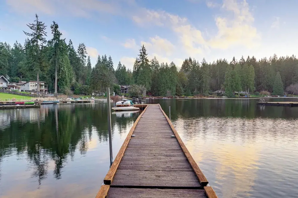 Lake-view Woodinville Retreat w/ Hot Tub + Theater
