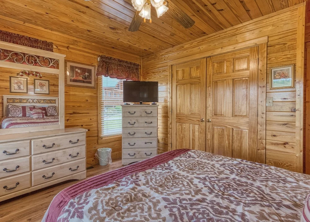 Mountain Breeze 5 Bedrooms 3 Bathrooms Cabin