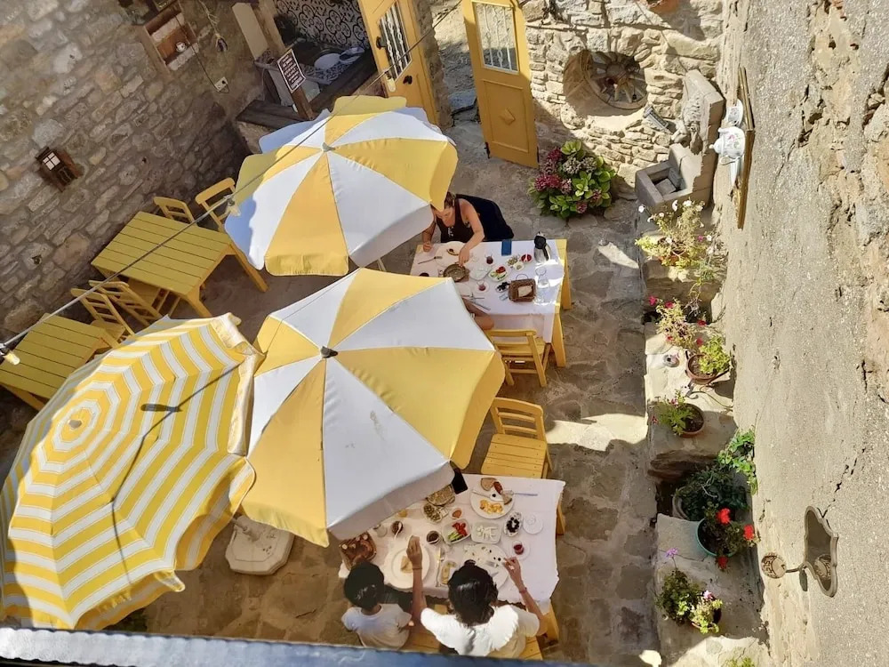 Sari Keçi̇ Taş Otel