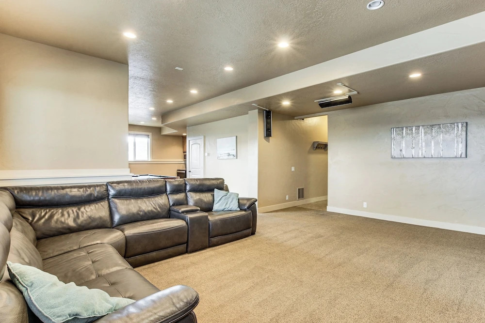 Cabin w/ Beach Access, Sport Court, Hot Tub & View