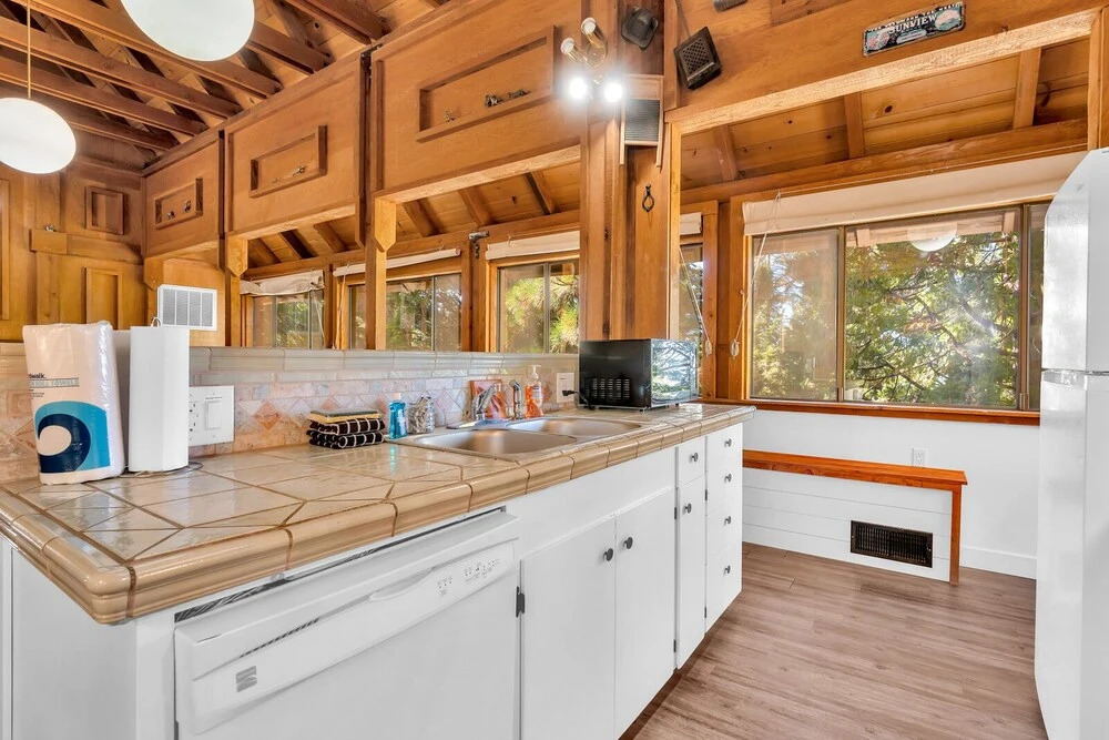 Timber Lodge Yosemite Enveloped In Nature!