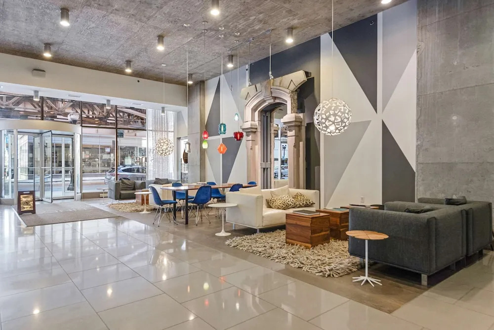 2BR Apt Stunning Views Steps to Michigan Avenue