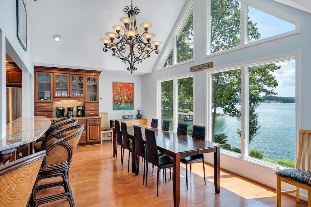 Pappy's Place - Lakefront Home With Private Dock