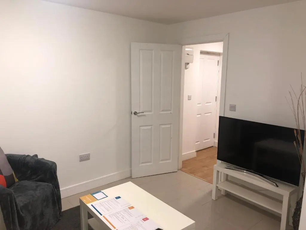 2nd Floor Town Centre Apt with FREE Parking