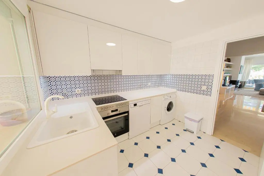 Beautiful 3BEDROOMS/2BATH/Golden Mile