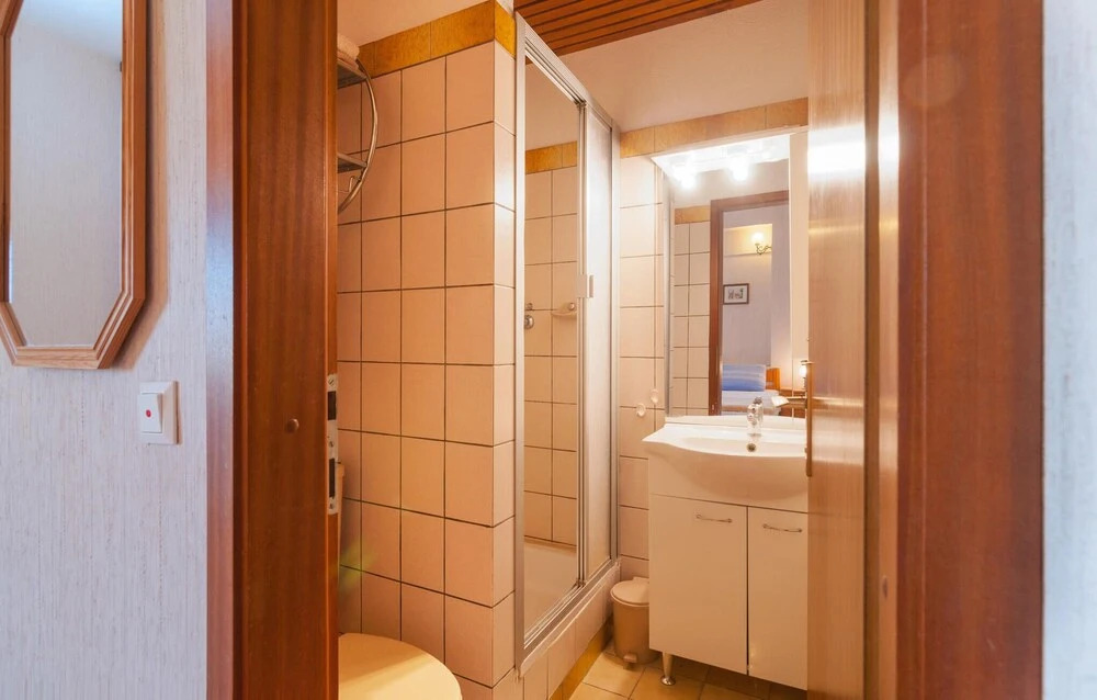 Nice Apartment in Splitska With 1 Bedrooms and Wifi