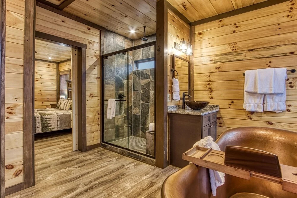 ERN823 - EAGLE FALLS - GREAT LOCATION WITH PRIVATE HEATED INDOOR POOL! CLOSE TO TOWN! cabin