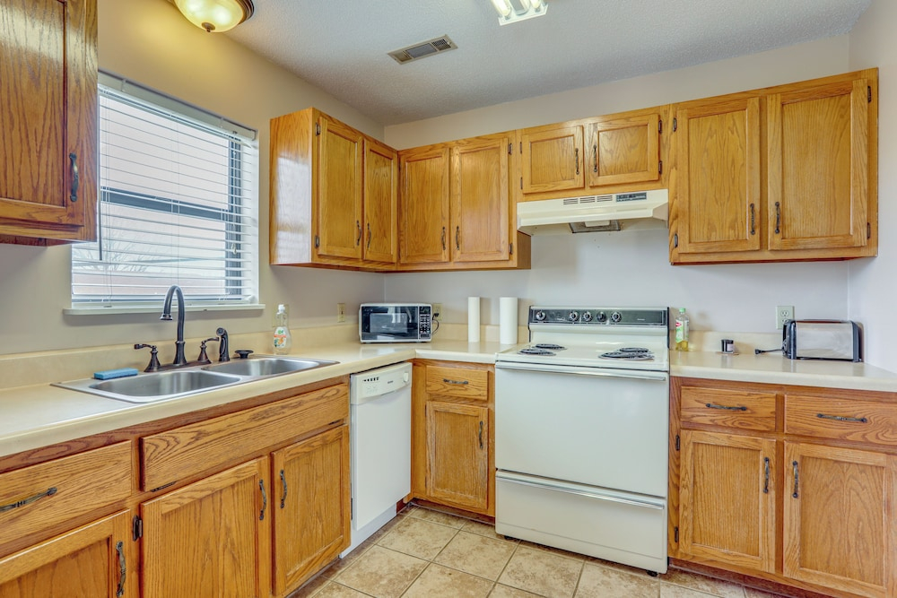 3 Mi to Town! Cozy Apartment in Poplar Bluff