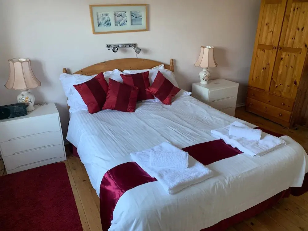 House - Sleeps 8, Close to Beach & Free Parking