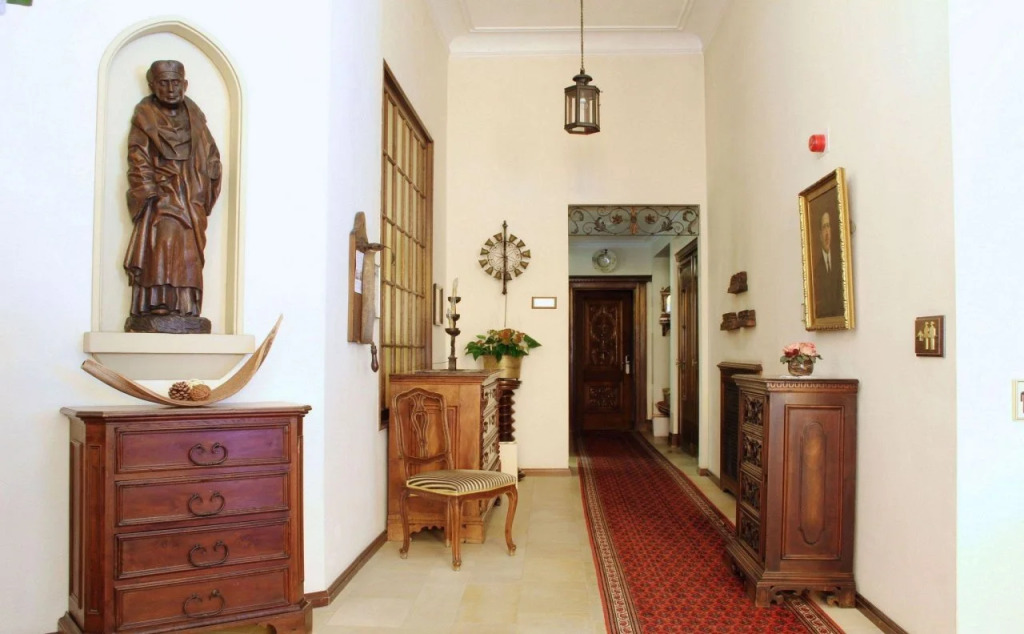 International au Lac Historic Lakeside Hotel