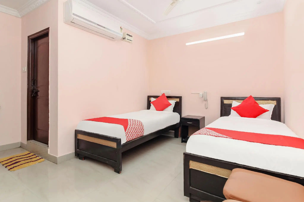 OYO 33408 Hotel Golden Inn