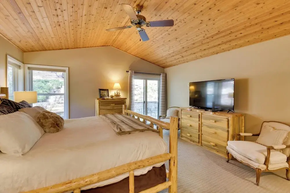 Hot Tub + Pool Table: Cabin Near Calaveras Park!