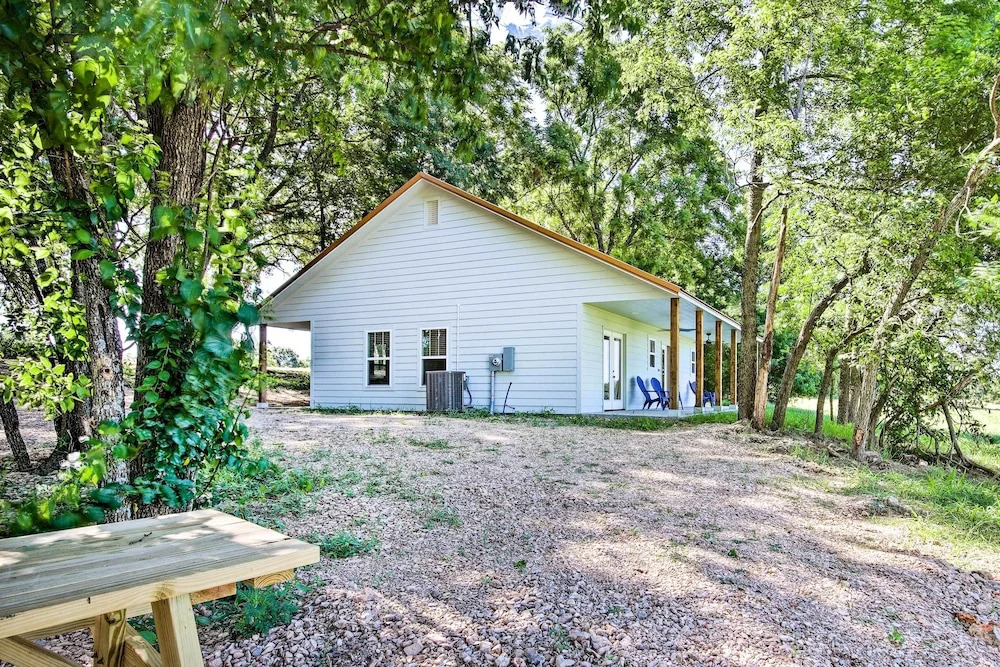 2 Mi to Marinas & Grove: Cozy Cabin w/ Grill