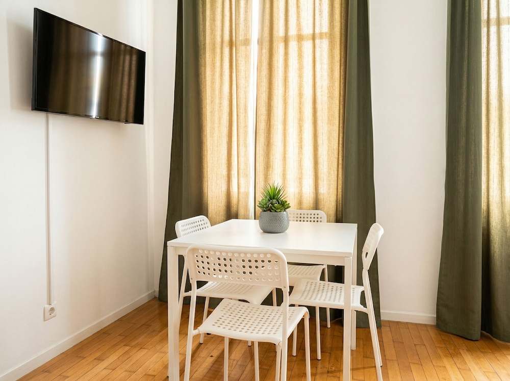Lovely 2BR Near Belvedere Palace