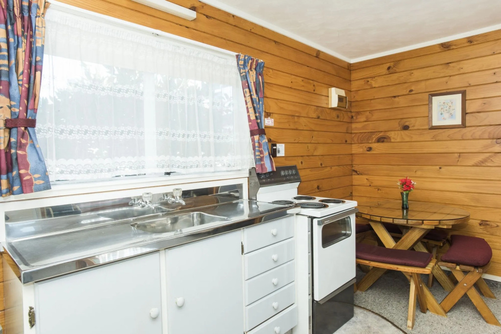 Tudor Park Motel Spacious with kitchens 1 minute walk to restaurant and shopping centre and Gisborne Hospital