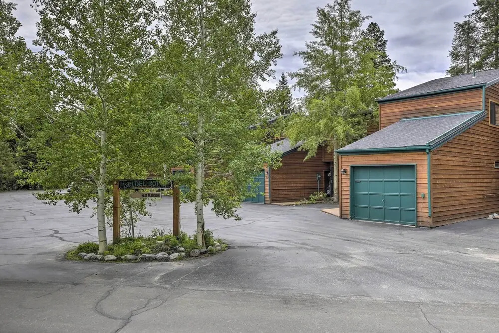7 Mi to Ski: Waterfront Townhome in Frisco!