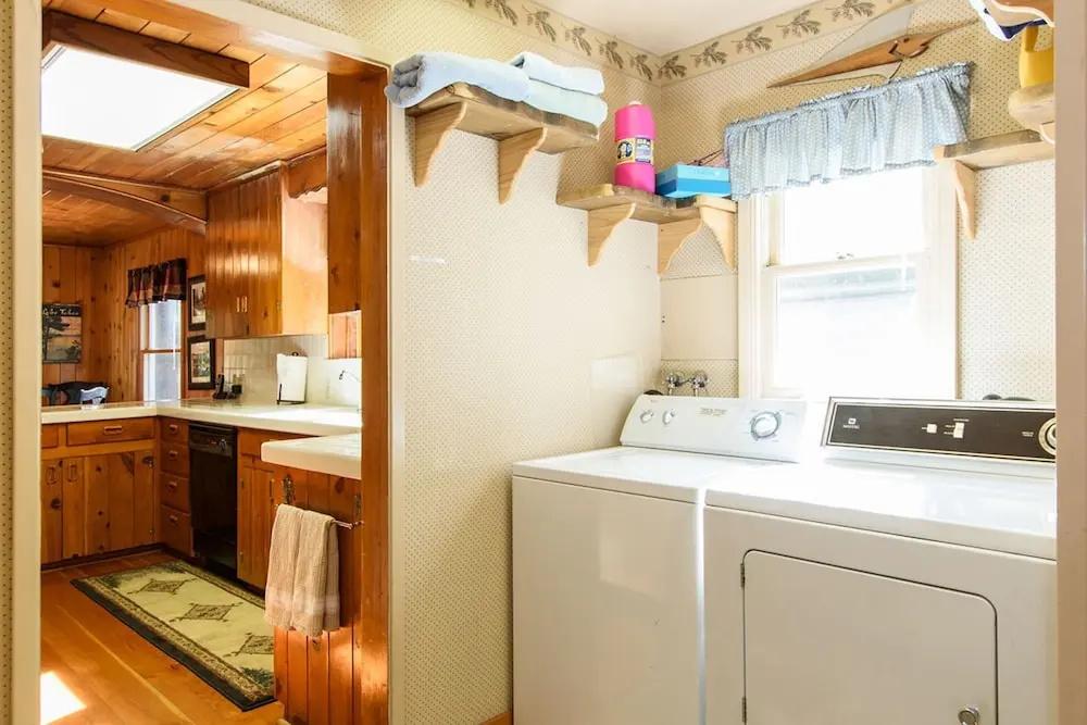 1545 West Lake Getaway - HOT Tub, Walk to Lake & Sunnyside