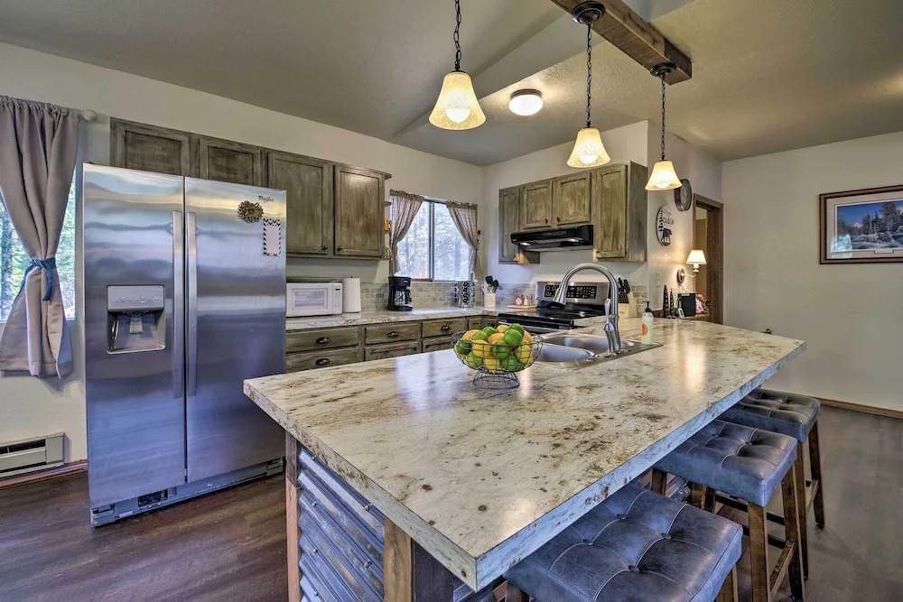 Private Cabin, 5-min Drive to Hot Springs & Golf!