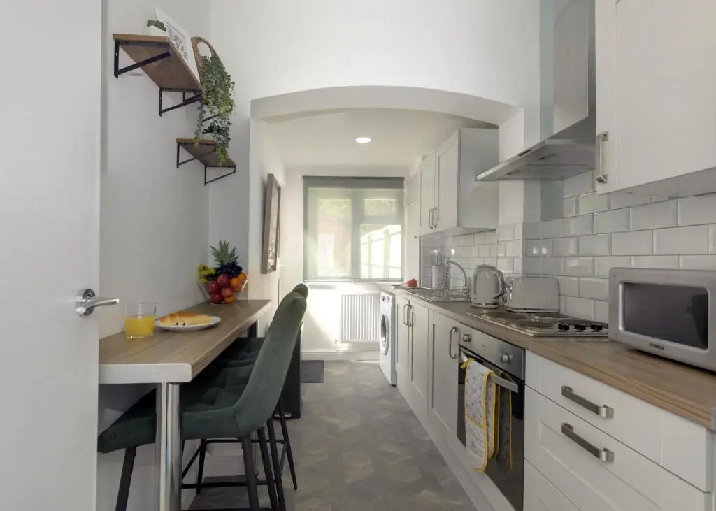 Birmingham Contractor House sleeps 8 Private Garden near M6 Motorway Business Wi-FI and Netflix