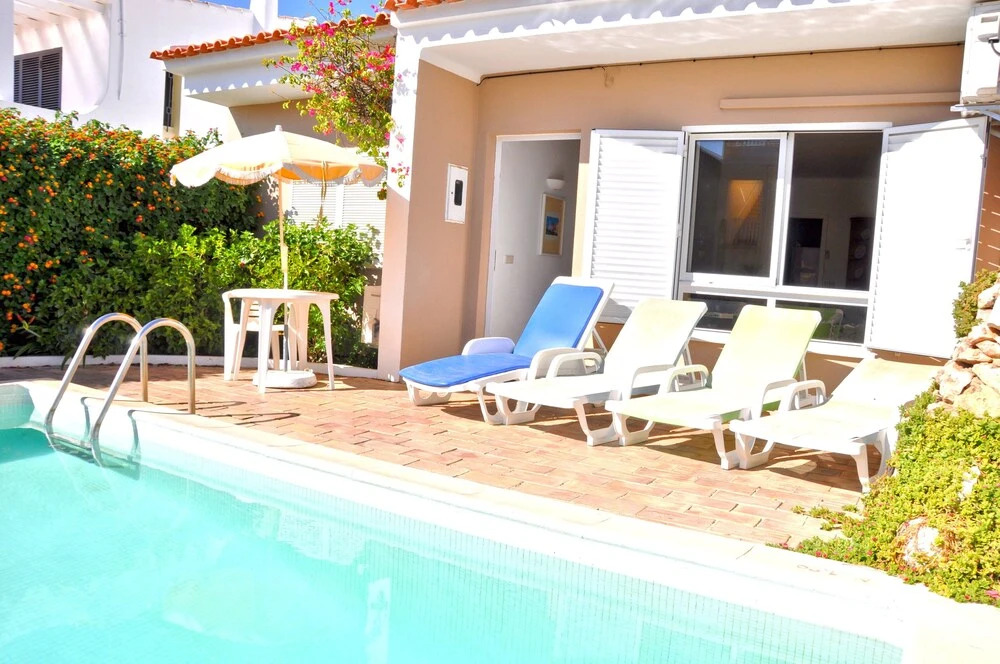 Stylish and well-equipped, private pool, close to amenities, free AC and Wifi