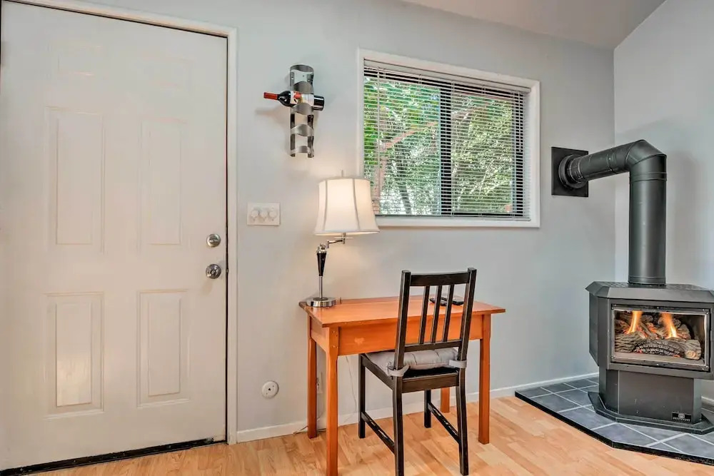 Warm & Inviting Ashland Cottage < Half-mile to SOU