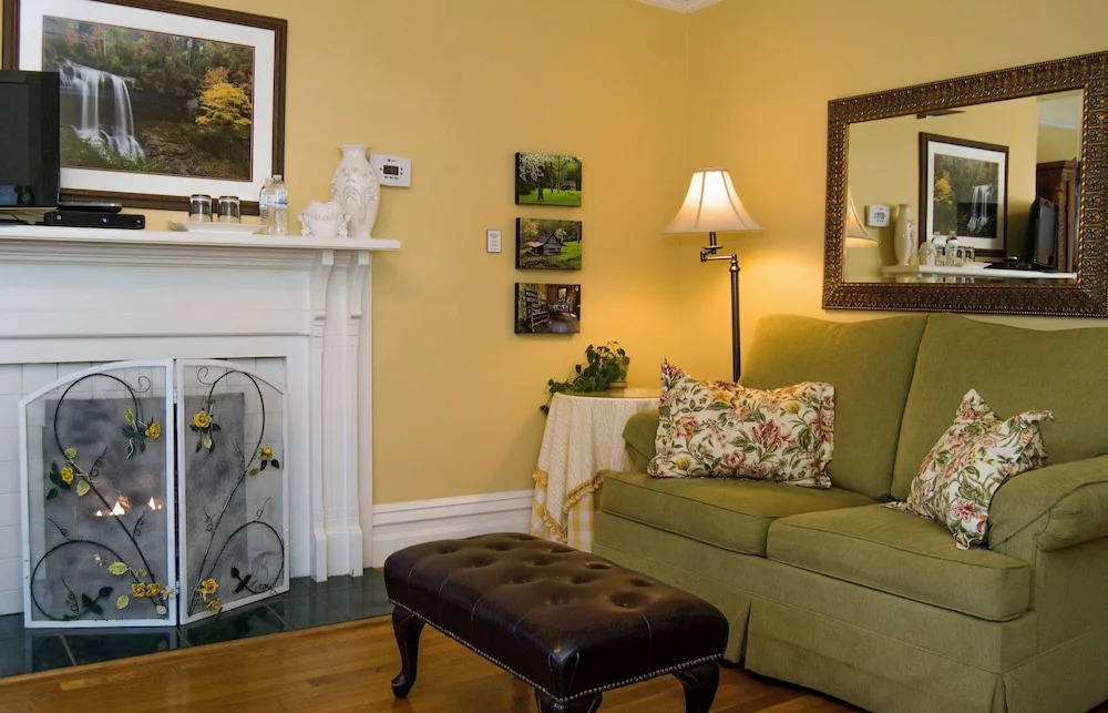 Oak Hill On Love Lane Bed and Breakfast Inn