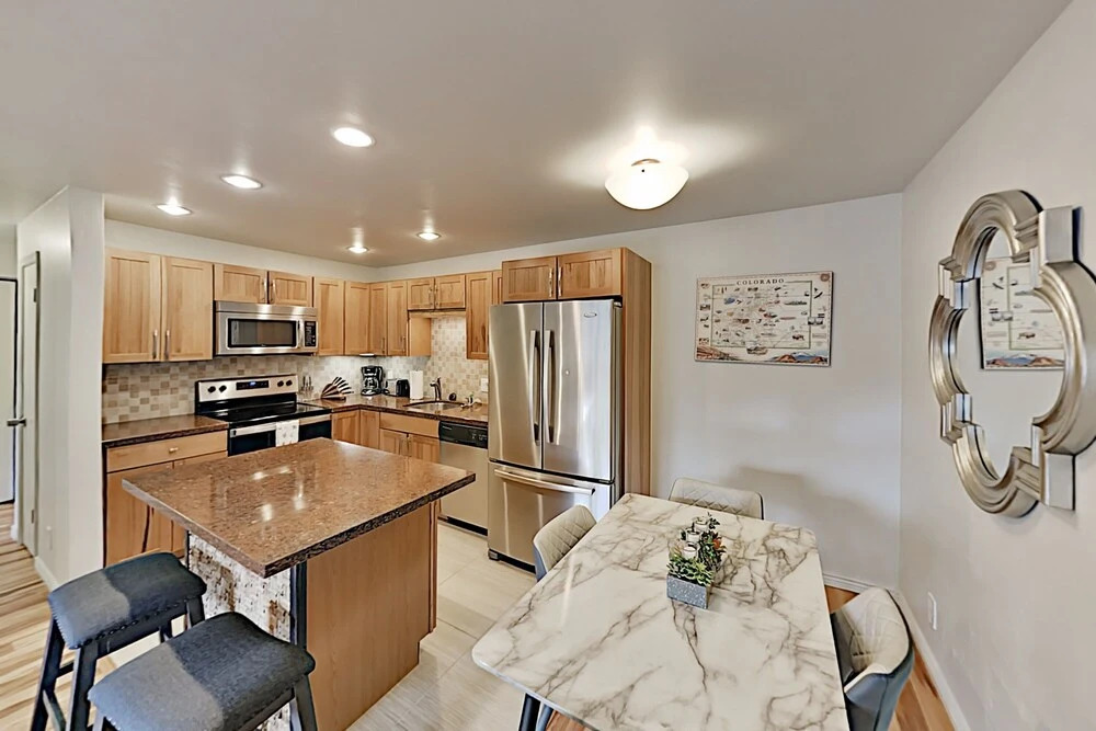 Luxurious Getaway Near Beaver Creek: Sleek Updates 2 Bedroom Condo