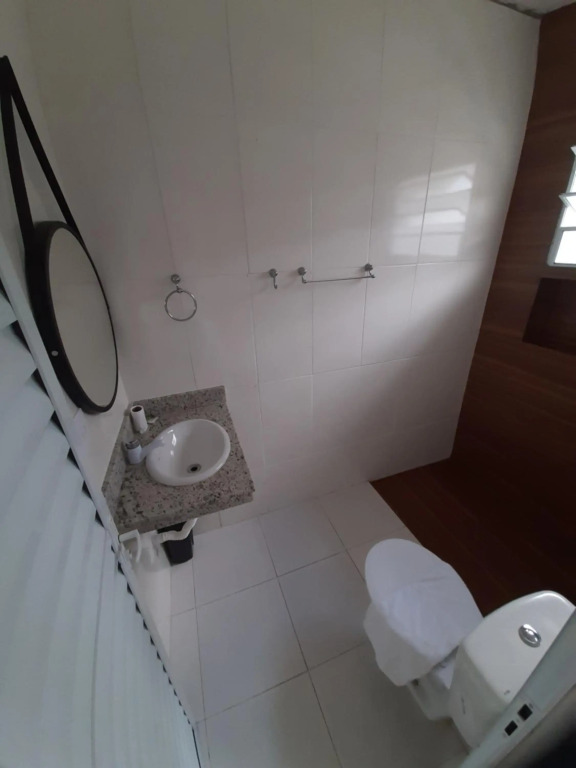 Suítes a 50m praia do SESC BERTIOGA, Ar condicionado, TV, WIFI, estacionamento, saída 16h