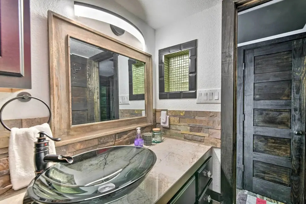 4 Mi to Dtwn: Rustic Fort Worth Apt