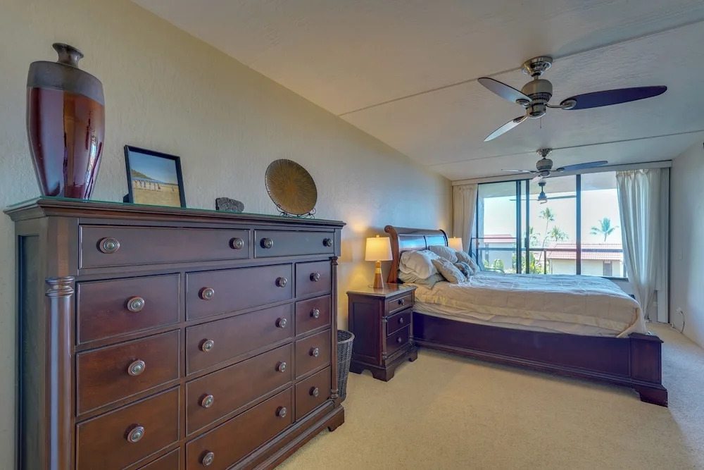 Kona Pacific Top Floor Retreat: Ocean View & Pool!