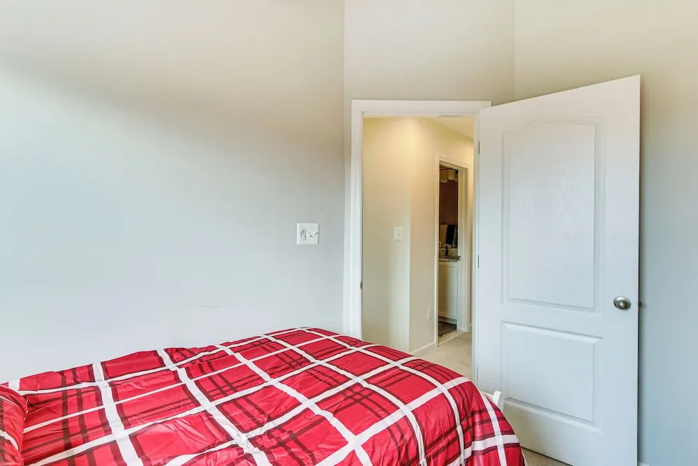 2 Mi to Hollywood Casino: Charles Town Townhome!