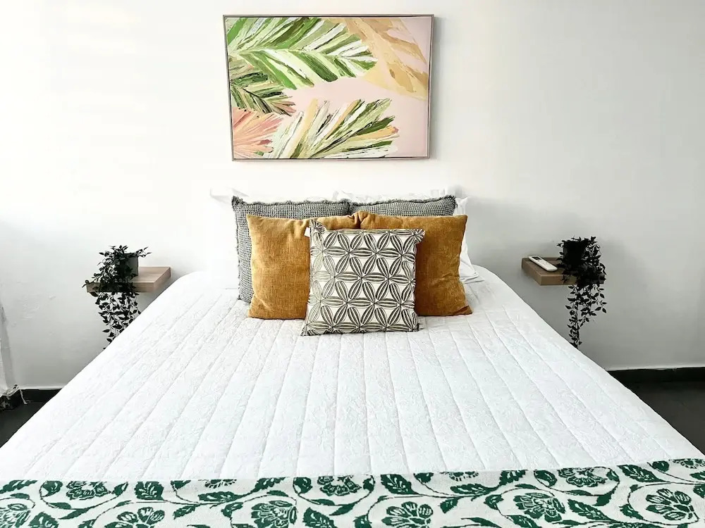 Centrally Located Sunny Apartment Walk to Beaches