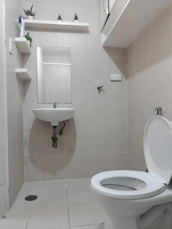 Spacious 1-bedroom Condo in Quezon City With Private Pool