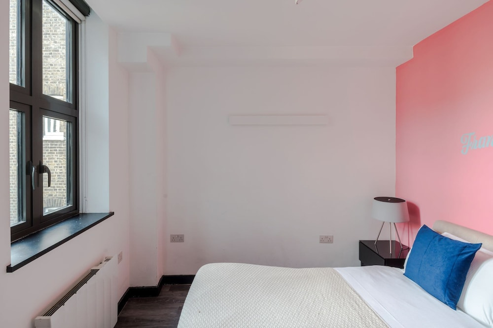 The Slaycation Crib: Stylish London Retreat By