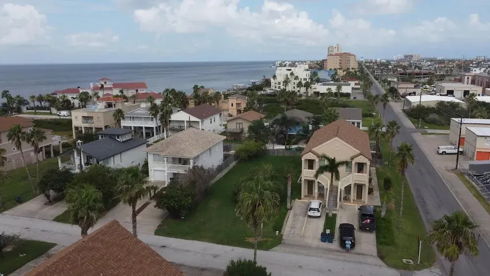 Quiet Side Street * Pool * 1.5 blocks to Beach (Aqua del Mar #4) by RedAwning