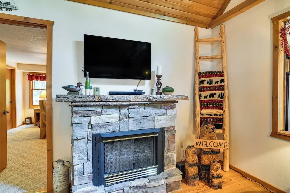 3 Mi to Table Rock Lake: Cabin w/ Fire Pit!
