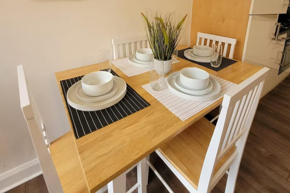 Stylish 2 Bedroom City Apartment - Free Parking