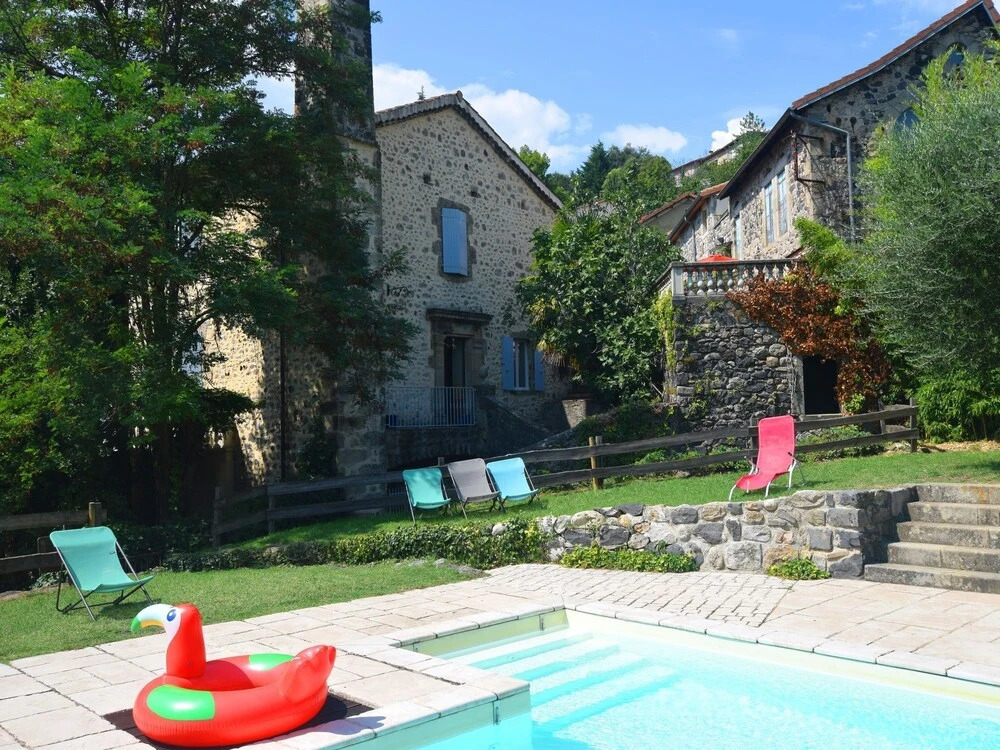 Lovely house with grass garden, shared swimmingpool, next to the river Ardèche