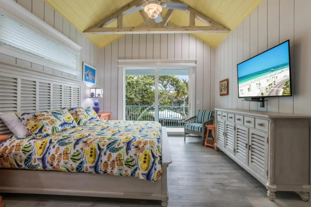 Snook Lookout - 211 Oak Ave