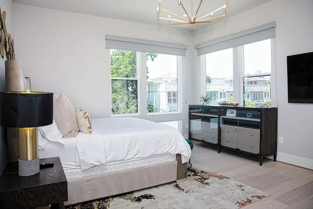 Spacious Luxe 3BD Townhome in Dwtn HTX.
