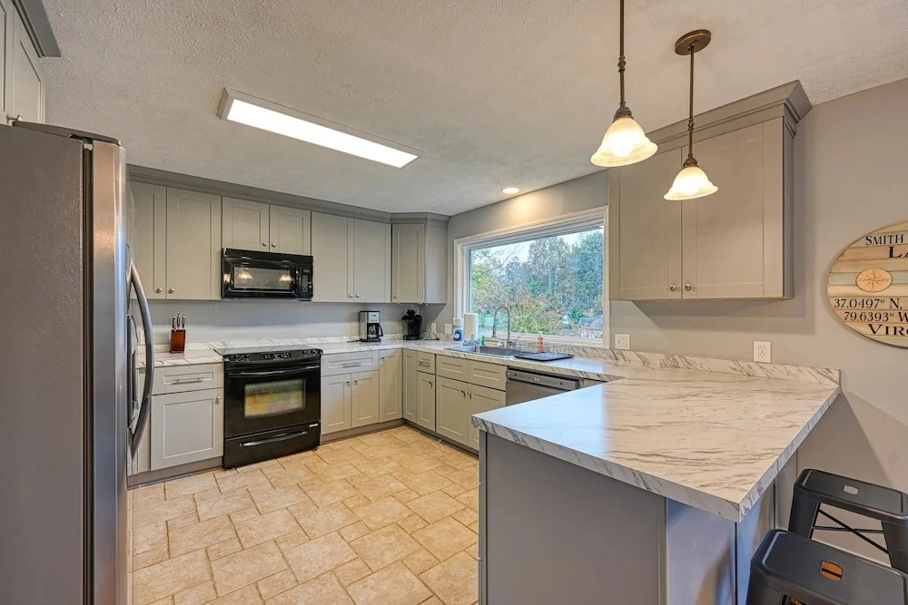 Yellow Fellow - Lake House With hot Tub, Waterfront Deck, Swimming Cove & Firepit