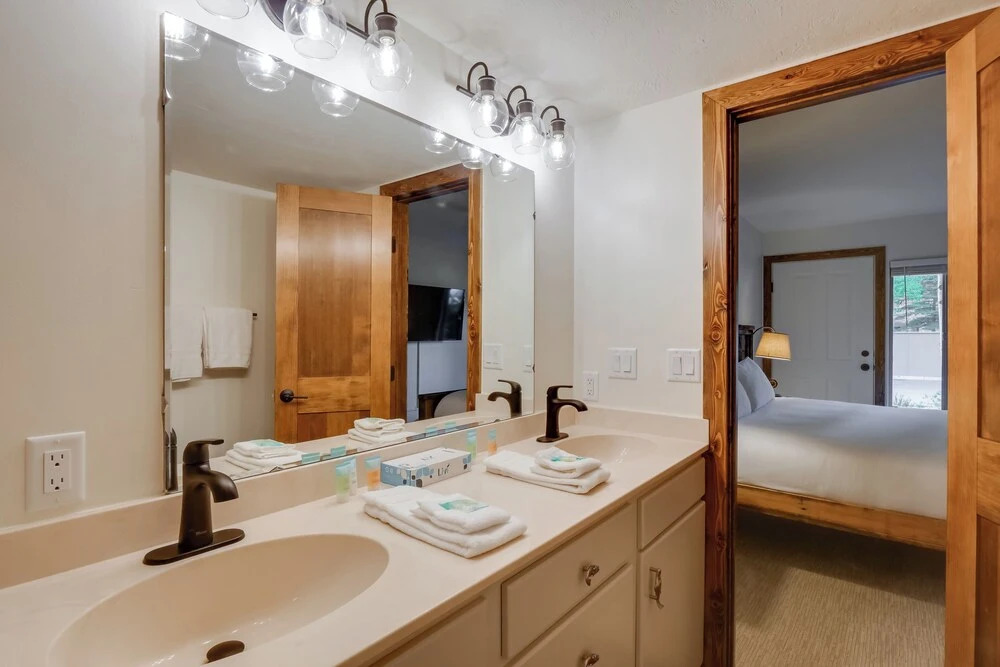 Walk to Ski Shuttle: Cozy Mountain Meadows Condo