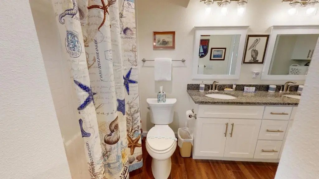 AH-F120 Newly Remodeled Bottom Floor Condo, Shared PoolHot Tub, Near Marina & Ferry