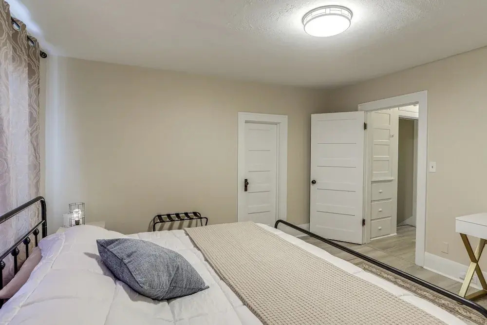 1 Mi to Cedar Point: Family Getaway w/ Porch!