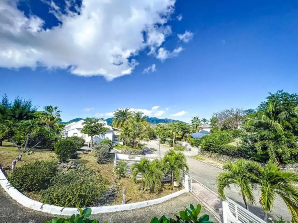 Villa Manoureva 10 min walk from Orient Bay Beach