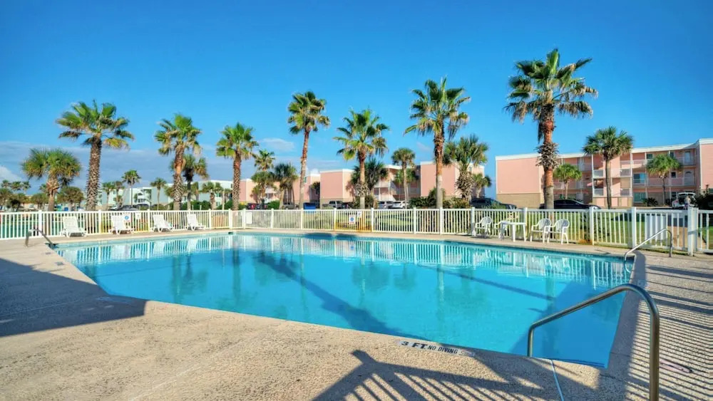 Sleeps 18 2 Beachfront Condos, Pool, Pickleball Courts Island Retreat