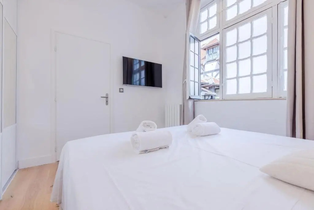 SERRENDY Stylish 2-bedroom apartment 1-minute walk to beaches