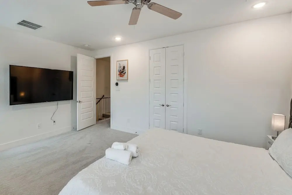 10 Mi to Dtwn Dallas: Sleek Retreat w/ Balcony