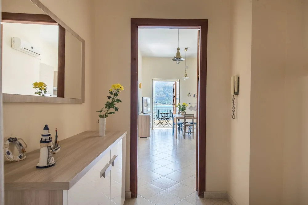 Casetta Vista Mare in Piazza a Mondello by Wonderful Italy