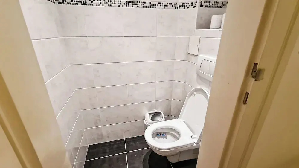 Classic 2BR Viennese Apt Near Downtown